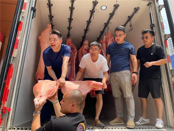 商丘小伙捐100头猪送河南消防员：希望他们吃上肉，更有劲救人