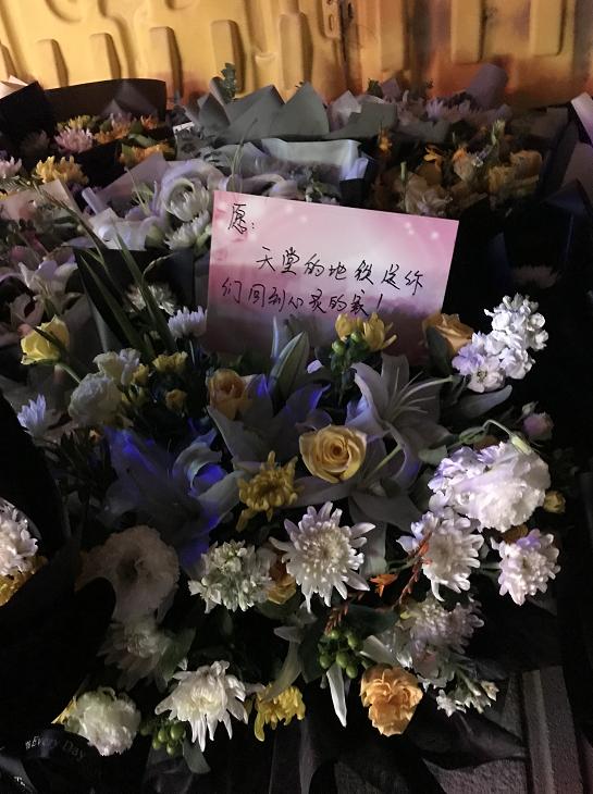郑州5号线地铁口摆满鲜花 悼念14位遇难者