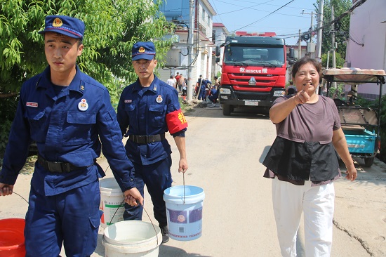 河南省鹤壁市消防指战员持续送水为灾区民众解忧排难