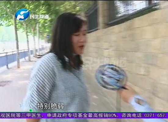 河南郑州：新房装修发现房顶一碰就掉渣，业主直呼不敢住