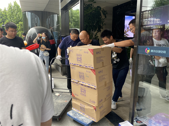 腾讯众创空间（郑州）第五批救灾物资送达荥阳