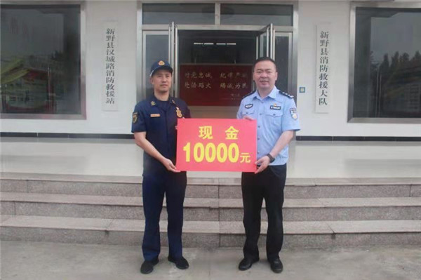 新野县公安局开展“八一”建军节前慰问活动