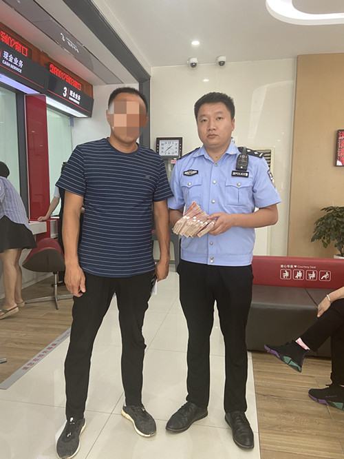 河南内乡：拘留途中“老赖”银行取钱当场履义务