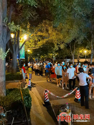 疫情下的郑州：通宵核酸检测 市民囤积蔬菜和