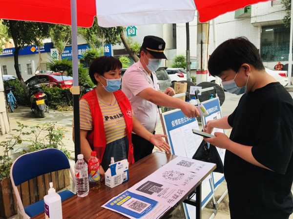 逆行夫妻二人 坚守防疫一线