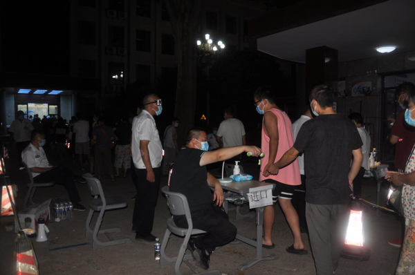 逆行夫妻二人 坚守防疫一线