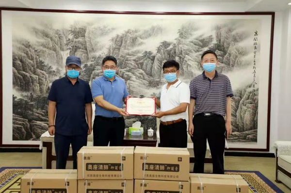 爱心捐赠暖人心 静待“疫”散花开时