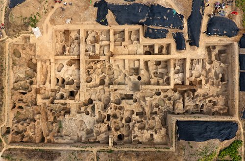 河南荥阳发现世界最古老铸币作坊，航拍遗址挖掘现场