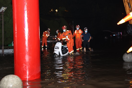河南三门峡：突降暴雨景区群众被困 消防紧急施救