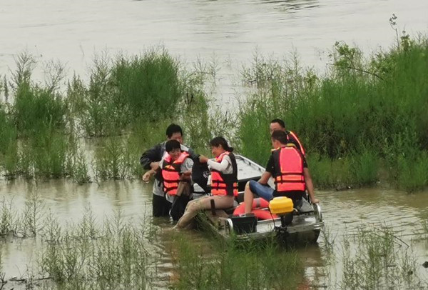 邓州：王世锐舍身忘己冲入洪水救出三名被困村民