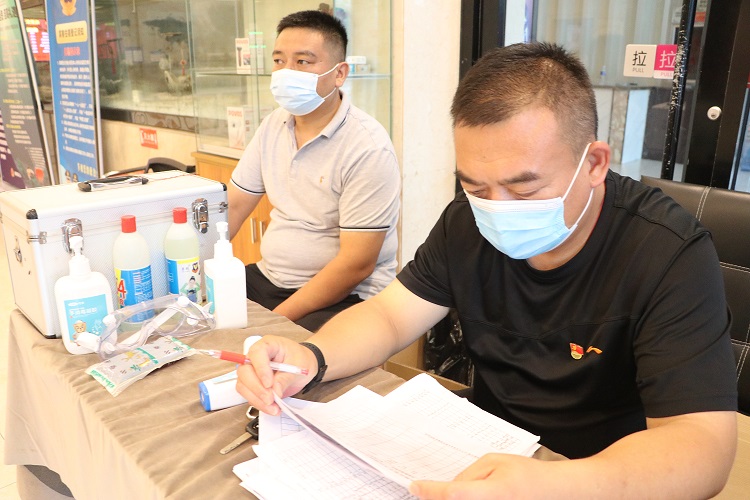 河南鹿邑：党员干部坚守战“疫”一线 打好疫情防控阻击战