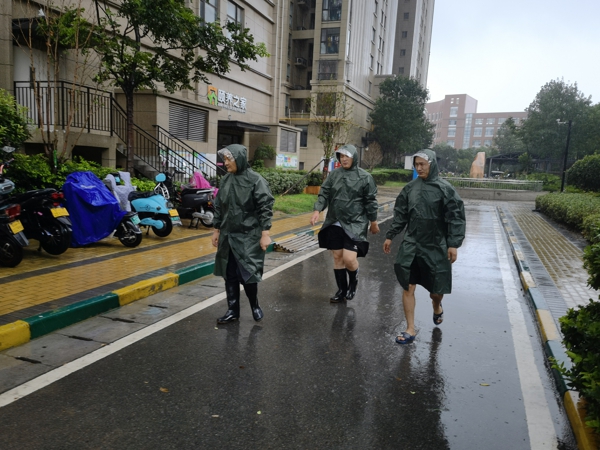 郑州高新区石佛办事处五龙口村迎战暴雨