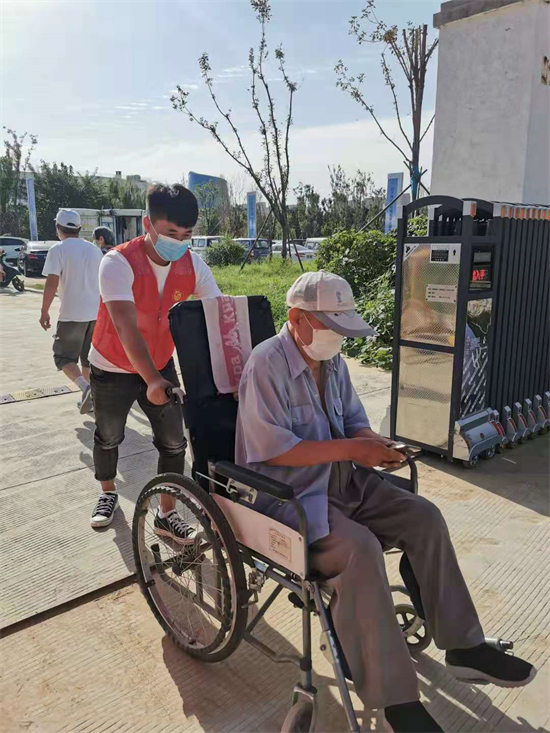 红河小区居民齐上阵 唱响“稳、快、便、欢”核酸检测四部曲