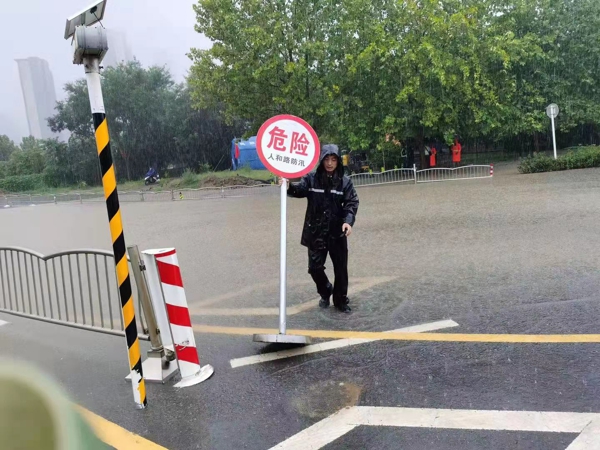 郑州二七警方致敬默默付出的警属们