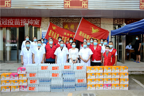 唐河源潭镇:爱心志愿者慰问新冠疫苗接种一线医务人员