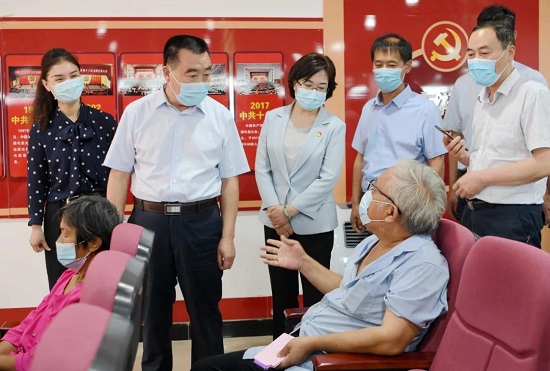杨福平督导新冠病毒疫苗接种工作