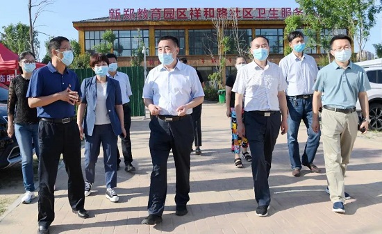 杨福平督导新冠病毒疫苗接种工作