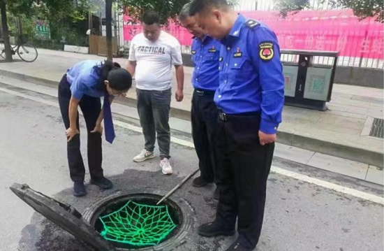 正阳县城市综合执法局：整治“问题井盖”保障“脚下安全”