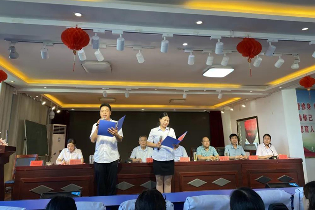 邓州市城区一小召开庆祝第37个教师节暨表彰大会