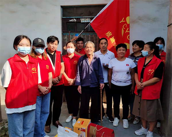虞城志愿者“双”节前开展走访慰问活动