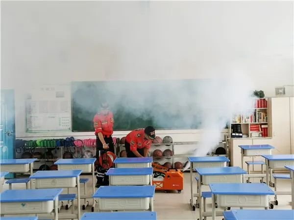返校复学前夕，郑州市第七十一中学开展校园全面消毒工作