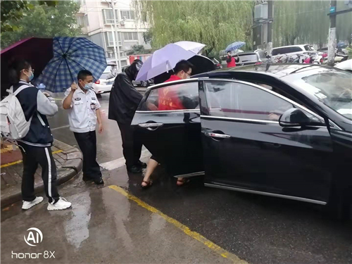 风雨无阻，郑州市金水巡防为返校学生保驾护航
