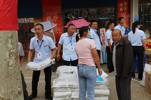 邓州市盐业公司：双节前夕科普碘盐送健康