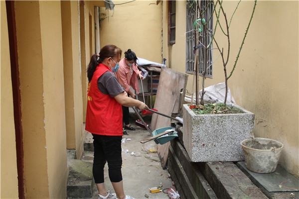 南阳卧龙区法院持续开展清洁家园志愿服务活动