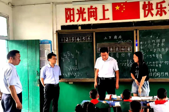 邓州市教体局领导莅临龙堰乡检查指导开学工作