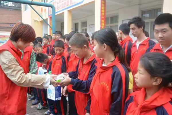 爱心志愿者与邓州市特教学校孩子们共度“双节”