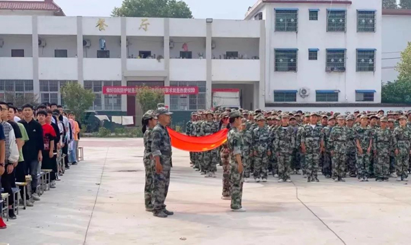 邓州市龙堰乡二初中举行2021年新生军训结营仪式