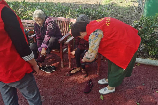 邓州市汲滩镇开展中秋节慰问敬老院老人活动