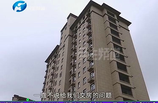 郑州上街第一城雅园三期：买房子三年，却迟迟不交房？业主：大门还是个坑 