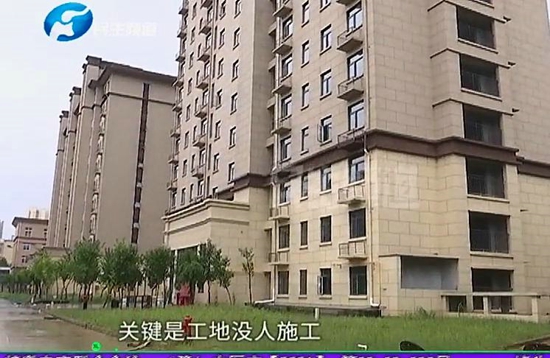 郑州上街第一城雅园三期：买房子三年，却迟迟不交房？业主：大门还是个坑 