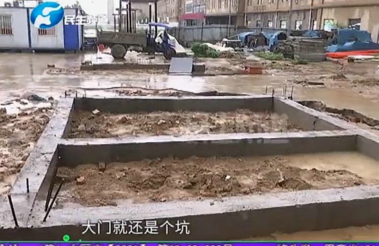 郑州上街第一城雅园三期：买房子三年，却迟迟不交房？业主：大门还是个坑 