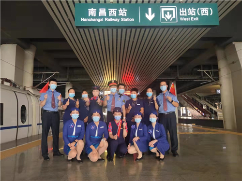 郑州客运段：高铁四队南昌二组班组，做好疫情防护工作   