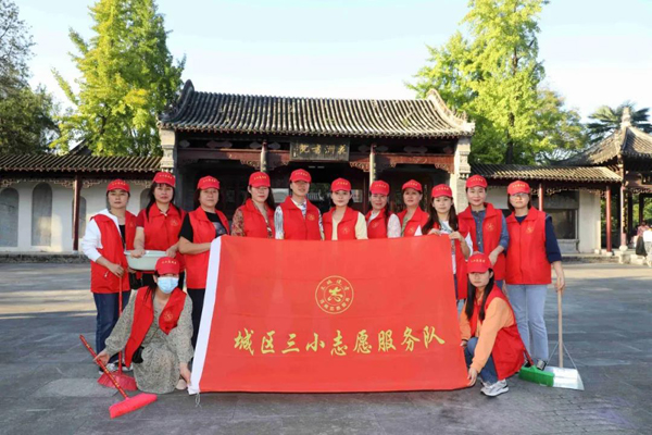 邓州市城区三小：志愿服务百花洲 构建和谐新邓州
