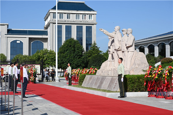 唐河县法院组织干警参加烈士纪念日公祭活动