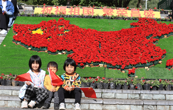 重渡沟：游客用数千支康乃馨共筑最美“中国红”