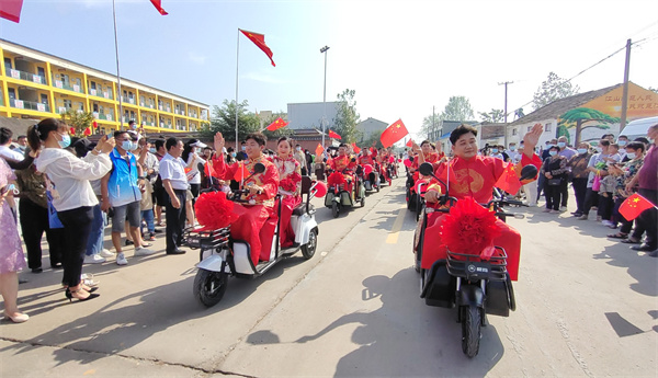 宁陵县举办红色集体婚礼，县委书记马同和颁婚书发红包