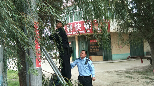 邓州市穰东派出所民警深入辖区开展监控设施检查维护