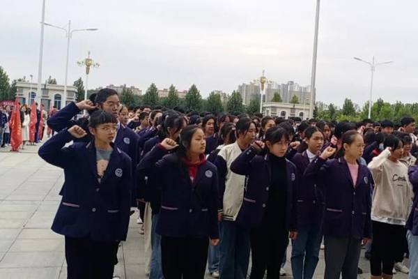 迈向新征程——邓州市北京路学校举行新学期首次升旗仪式