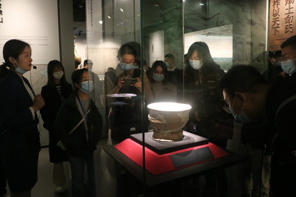 【母亲河畔的中国】参观二里头夏都遗址博物馆 走进最早的中国