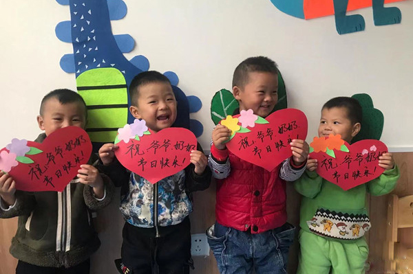 邓州市张村镇中心幼儿园举办重阳节敬老活动
