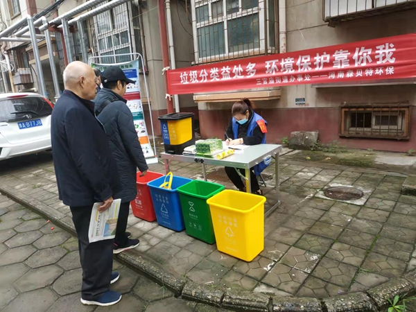 郑州中原区三官庙街道办开展宣传活动：垃圾要分类、家园更美丽
