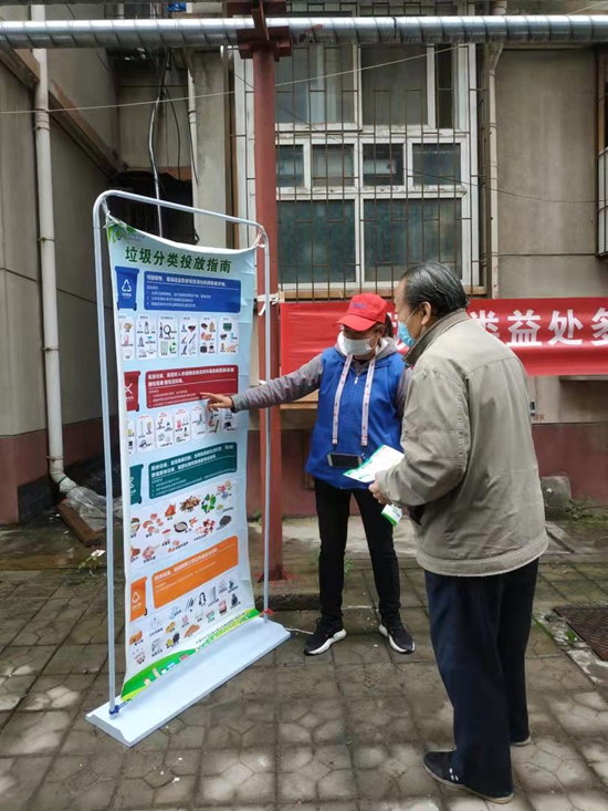 郑州中原区三官庙街道办开展宣传活动：垃圾要分类、家园更美丽