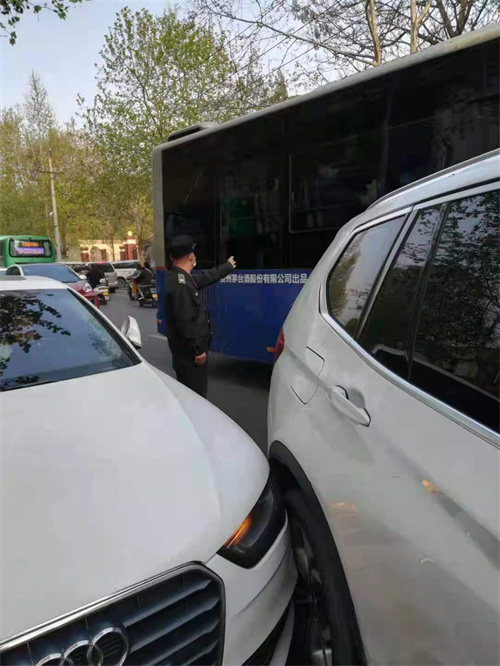 两车轻微刮蹭导致交通拥堵，郑州巡防积极参与调解