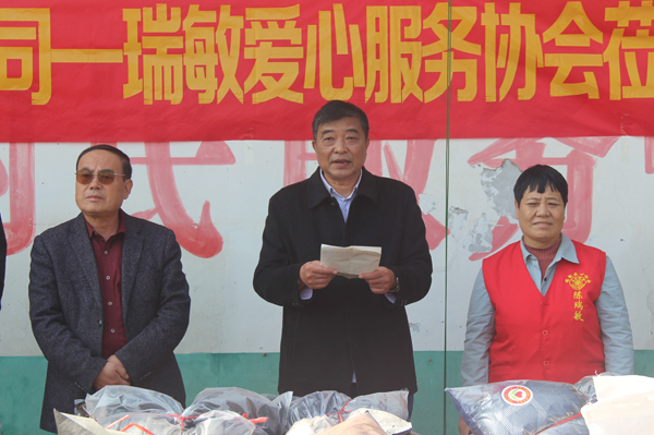 邓州市商业总公司携手爱心组织赴小杨营镇白庙村送温暖
