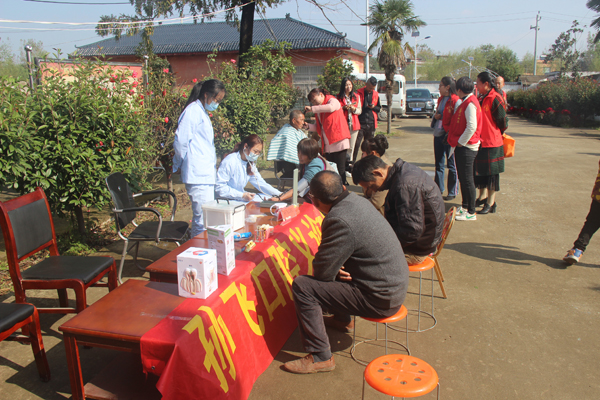 邓州市商业总公司携手爱心组织赴小杨营镇白庙村送温暖