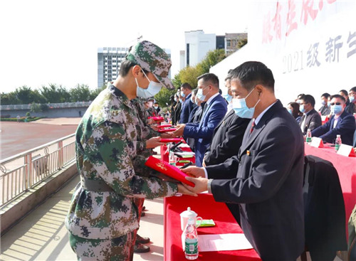南阳职业学院隆重举行2021级新生开学典礼暨军训汇演